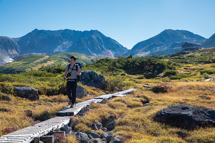 登山道を歩く男性の画像