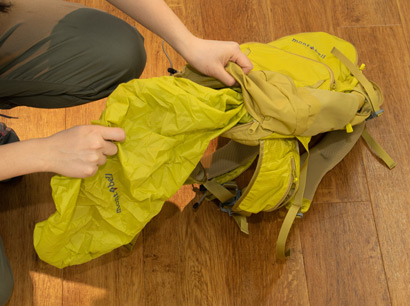 バックパックからパックカバーを取り外している写真