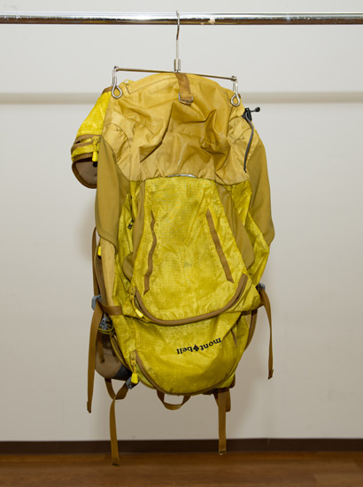 バックパックを逆さまに吊るして乾かしている写真。