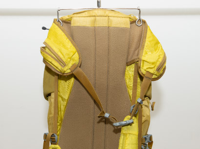 リュックを逆さまにして水気を切っている写真。